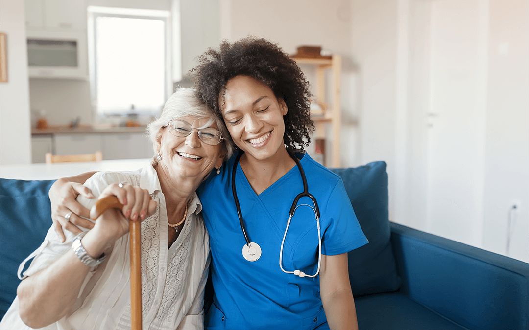 Photo of Smiling Senior Woman and Her Mixed Race Female Caregiver Together at Nursing Home. Photo d'une femme âgée souriante et de sa soignante métisse ensemble à la maison de soins infirmiers.