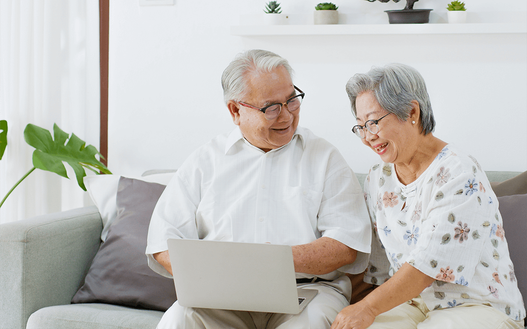 Asian senior couple using computer laptop for internet searching for retirement homes. Couple senior asiatique utilisant un ordinateur portable pour rechercher sur Internet des maisons de retraite.